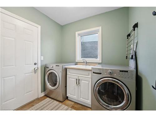 82 Creekside Drive, Welland, ON - Indoor Photo Showing Laundry Room