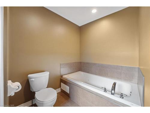 82 Creekside Drive, Welland, ON - Indoor Photo Showing Bathroom