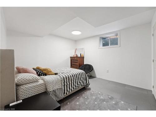 82 Creekside Drive, Welland, ON - Indoor Photo Showing Bedroom