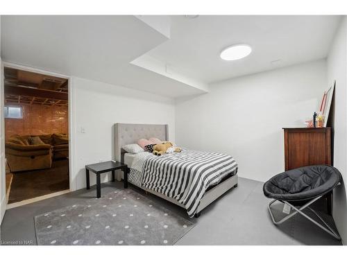 82 Creekside Drive, Welland, ON - Indoor Photo Showing Bedroom