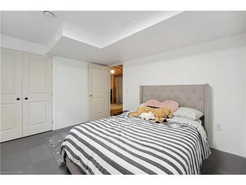 82 Creekside Drive, Welland, ON - Indoor Photo Showing Bedroom