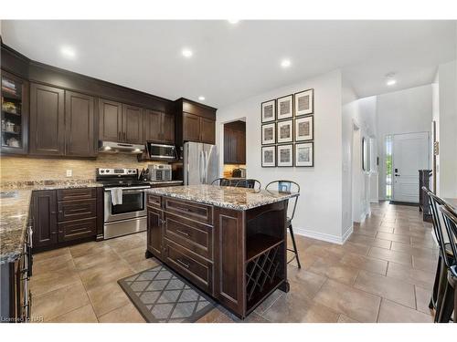 82 Creekside Drive, Welland, ON - Indoor Photo Showing Kitchen With Upgraded Kitchen