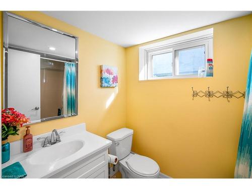 6 Garnet Street, St. Catharines, ON - Indoor Photo Showing Bathroom