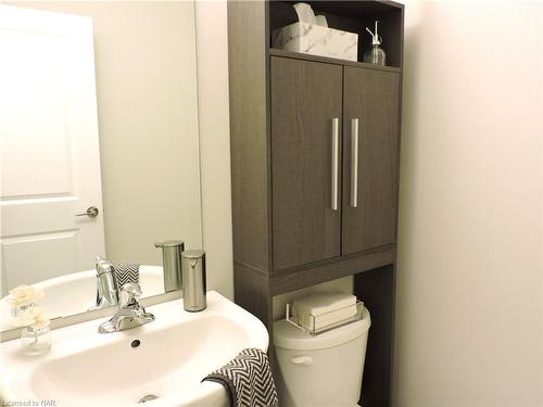 96-4552 Portage Road, Niagara Falls, ON - Indoor Photo Showing Bathroom