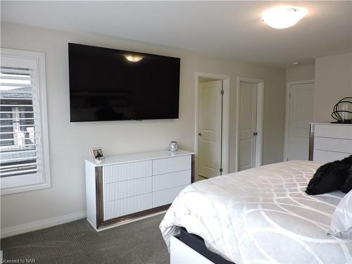 96-4552 Portage Road, Niagara Falls, ON - Indoor Photo Showing Bedroom