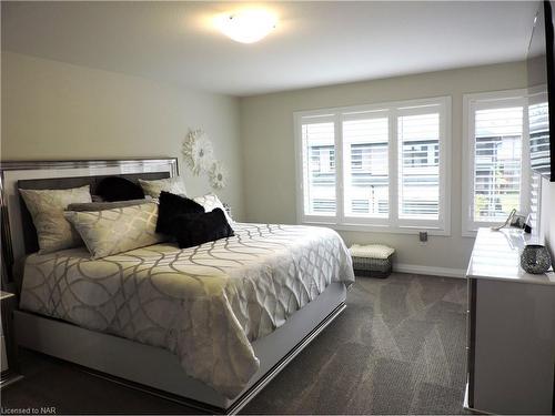 96-4552 Portage Road, Niagara Falls, ON - Indoor Photo Showing Bedroom