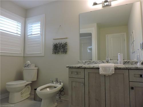 96-4552 Portage Road, Niagara Falls, ON - Indoor Photo Showing Bathroom