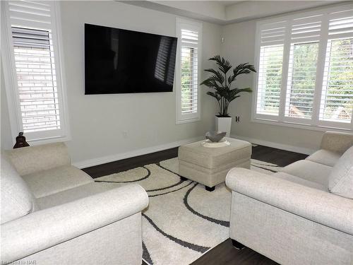 96-4552 Portage Road, Niagara Falls, ON - Indoor Photo Showing Living Room