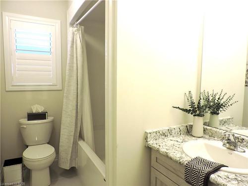 96-4552 Portage Road, Niagara Falls, ON - Indoor Photo Showing Bathroom