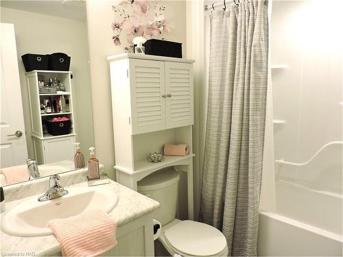 96-4552 Portage Road, Niagara Falls, ON - Indoor Photo Showing Bathroom