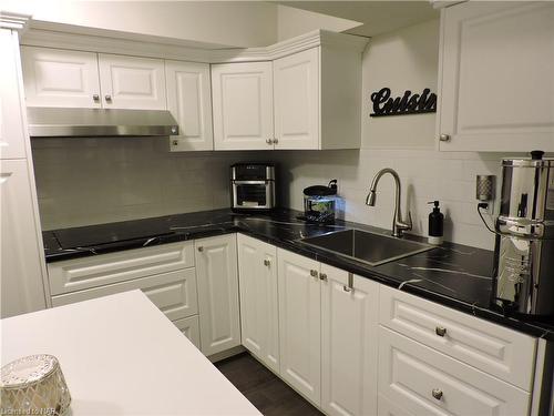 96-4552 Portage Road, Niagara Falls, ON - Indoor Photo Showing Kitchen