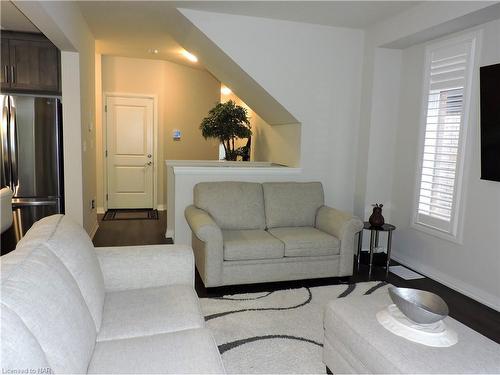 96-4552 Portage Road, Niagara Falls, ON - Indoor Photo Showing Living Room