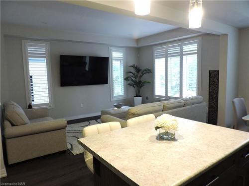 96-4552 Portage Road, Niagara Falls, ON - Indoor Photo Showing Living Room