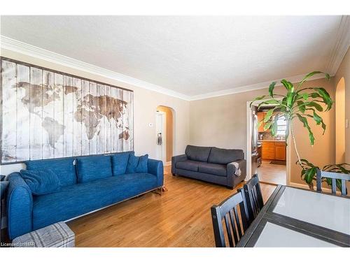 92 Currie Street, St. Catharines, ON - Indoor Photo Showing Living Room