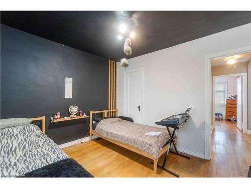 92 Currie Street, St. Catharines, ON - Indoor Photo Showing Bedroom