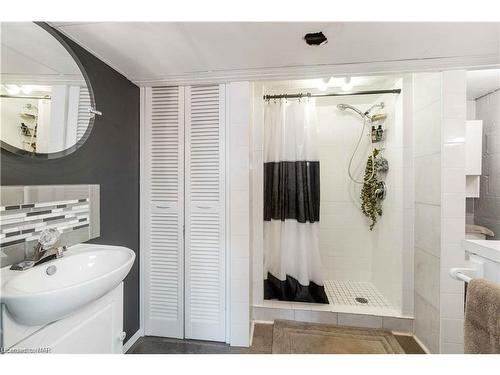 92 Currie Street, St. Catharines, ON - Indoor Photo Showing Bathroom