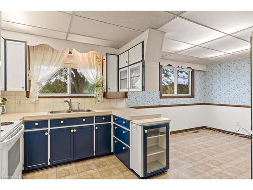 1467 Stevensville Road, Stevensville, ON - Indoor Photo Showing Kitchen With Double Sink