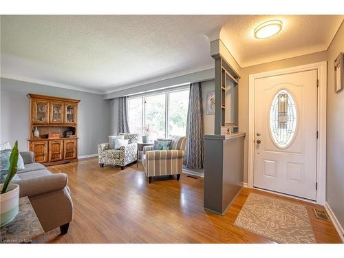 108 Watt Avenue, Welland, ON - Indoor Photo Showing Living Room