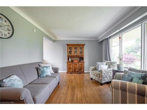 108 Watt Avenue, Welland, ON - Indoor Photo Showing Living Room