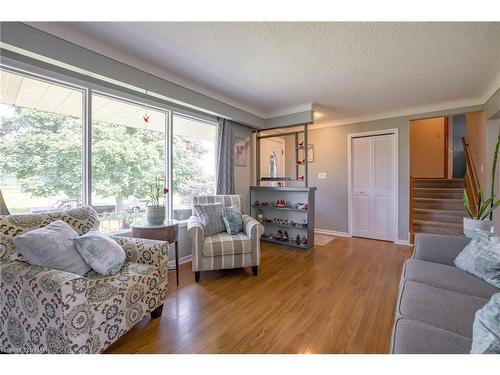 108 Watt Avenue, Welland, ON - Indoor Photo Showing Living Room