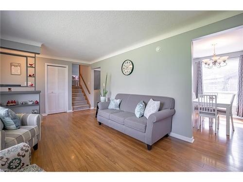 108 Watt Avenue, Welland, ON - Indoor Photo Showing Living Room