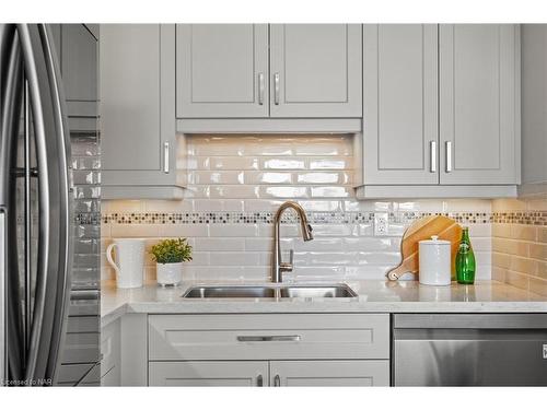 1202-15 Towering Heights Boulevard, St. Catharines, ON - Indoor Photo Showing Kitchen With Double Sink With Upgraded Kitchen