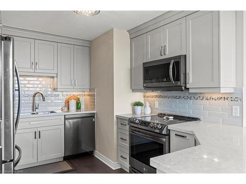 1202-15 Towering Heights Boulevard, St. Catharines, ON - Indoor Photo Showing Kitchen With Stainless Steel Kitchen With Upgraded Kitchen