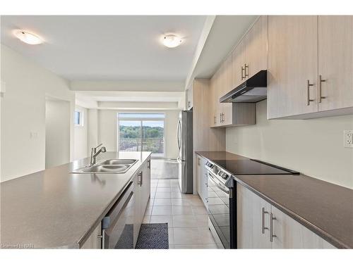 15 Melody Lane, Thorold, ON - Indoor Photo Showing Kitchen With Double Sink