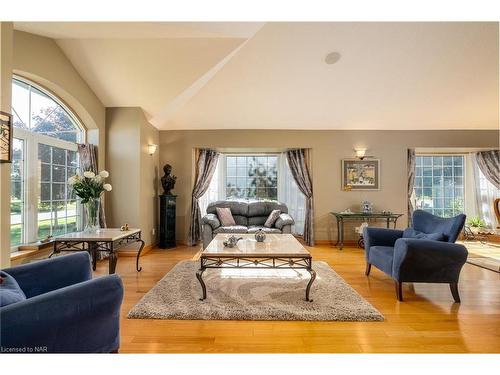 40 Bartok Crescent, Port Colborne, ON - Indoor Photo Showing Living Room