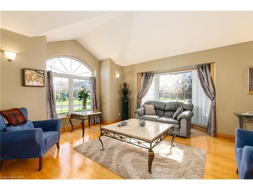 40 Bartok Crescent, Port Colborne, ON - Indoor Photo Showing Living Room