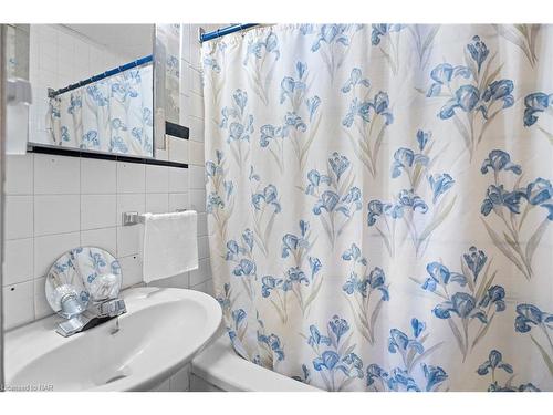 487 Crescent Road, Fort Erie, ON - Indoor Photo Showing Bathroom