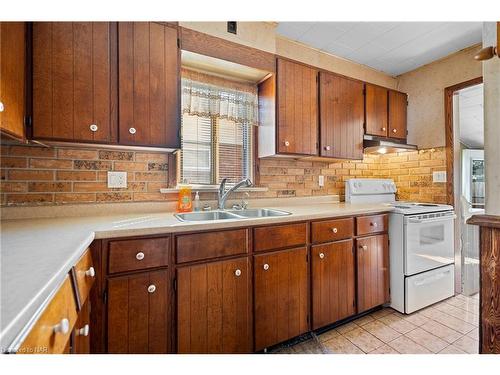 487 Crescent Road, Fort Erie, ON - Indoor Photo Showing Kitchen With Double Sink