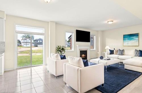 34 Oriole Crescent, Port Colborne, ON - Indoor Photo Showing Living Room With Fireplace