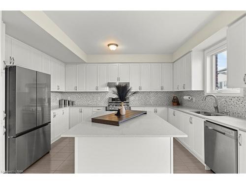 34 Oriole Crescent, Port Colborne, ON - Indoor Photo Showing Kitchen With Double Sink With Upgraded Kitchen