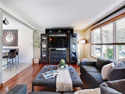 43 Ramsey Street, St. Catharines, ON - Indoor Photo Showing Living Room