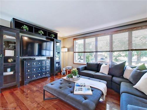 43 Ramsey Street, St. Catharines, ON - Indoor Photo Showing Living Room