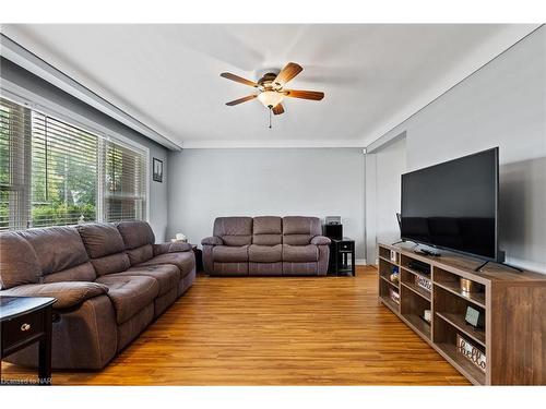 30 Black Knight Road, St. Catharines, ON - Indoor Photo Showing Living Room