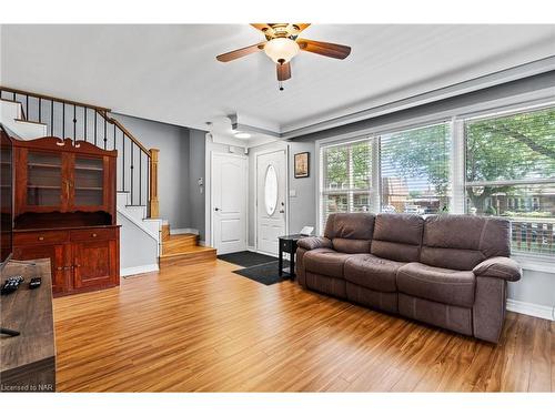 30 Black Knight Road, St. Catharines, ON - Indoor Photo Showing Living Room