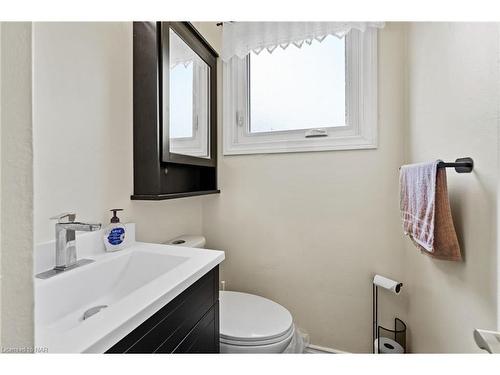 30 Black Knight Road, St. Catharines, ON - Indoor Photo Showing Bathroom