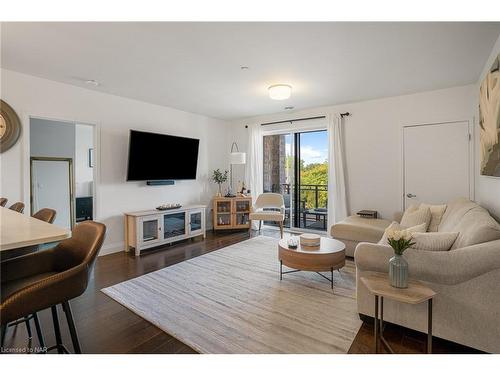 305-26 Wellington Street, St. Catharines, ON - Indoor Photo Showing Living Room