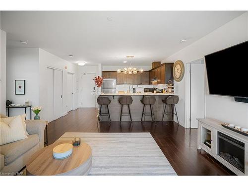 305-26 Wellington Street, St. Catharines, ON - Indoor Photo Showing Living Room