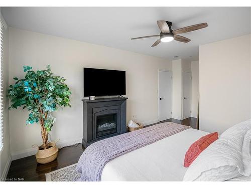 305-26 Wellington Street, St. Catharines, ON - Indoor Photo Showing Bedroom