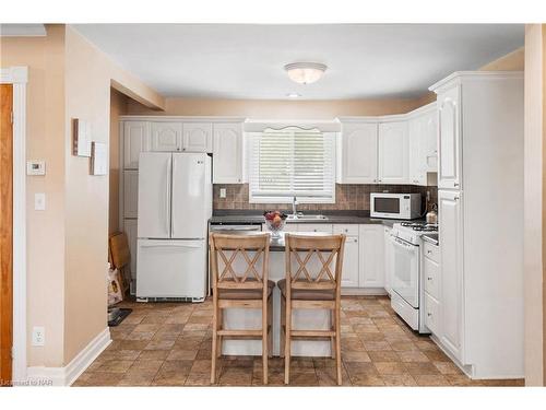 552 Fairview Road, Fort Erie, ON - Indoor Photo Showing Kitchen