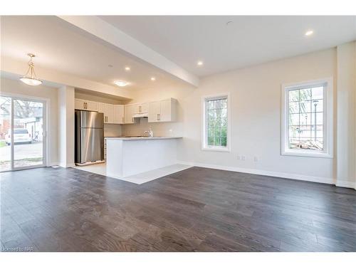 24-397 Garrison Road, Fort Erie, ON - Indoor Photo Showing Kitchen