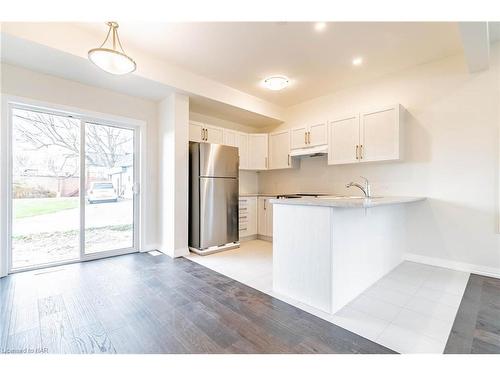 24-397 Garrison Road, Fort Erie, ON - Indoor Photo Showing Kitchen