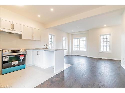 24-397 Garrison Road, Fort Erie, ON - Indoor Photo Showing Kitchen