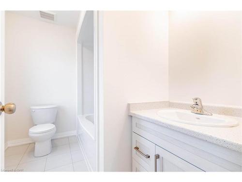 24-397 Garrison Road, Fort Erie, ON - Indoor Photo Showing Bathroom