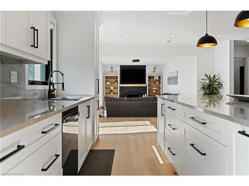 47 Golden Boulevard, St. Catharines, ON - Indoor Photo Showing Kitchen With Upgraded Kitchen