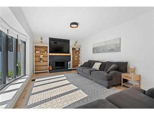 47 Golden Boulevard, St. Catharines, ON - Indoor Photo Showing Living Room With Fireplace