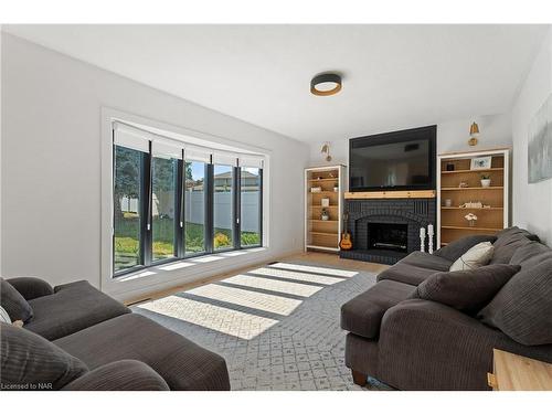 47 Golden Boulevard, St. Catharines, ON - Indoor Photo Showing Living Room With Fireplace